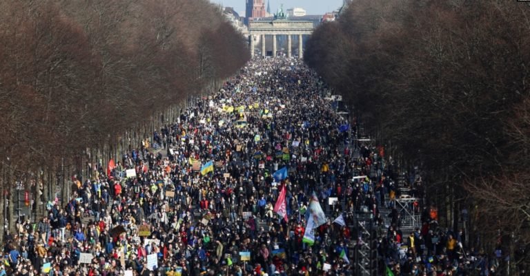 Protestas contra la guerra en toda Europa, pequeños mítines en Rusia