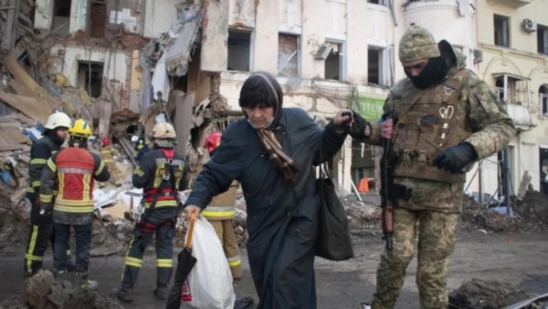 Cientos de personas atrapadas en teatro de Ucrania blanco de ataque aéreo ruso