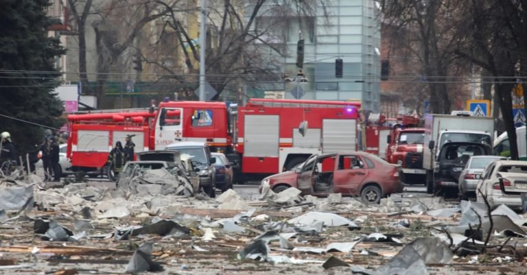 Rusia aumenta amenaza contra Kiev, Ucrania resiste en el sexto día de la invasión