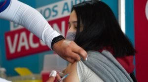 Suspenden temporalmente vacunación obligatoria contra COVID-19 en menores de 12 a 17 años