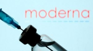 Moderna planea dosis actualizadas de vacuna contra COVID para el otoño