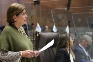 Pilar Cisneros: Como no pudimos solucionar el problema del teleprónter, me mandé a comprar uno