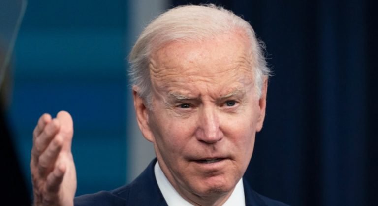 Biden insta al mundo a renovar lucha contra el COVID mientras EEUU se acerca al millón de muertes