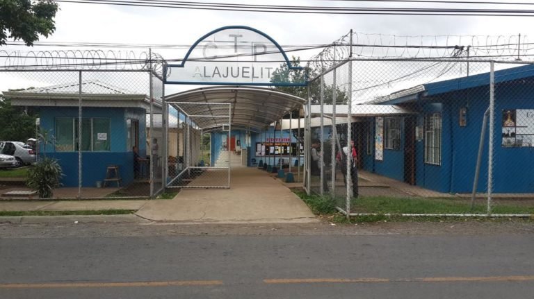 Trabajadores del CTP Alajuelita se manifiestan por problemas de pago y falta de presupuesto