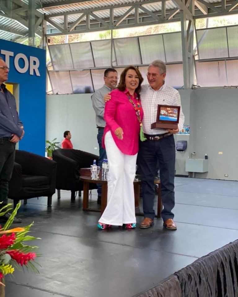 MAG entrega medalla del mérito agrícola a Orlando Ramírez Briceño