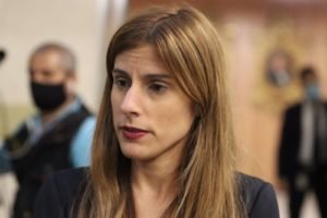 Andrea Álvarez pedirá explicaciones al Gobierno sobre criterios para eliminar obligatoriedad de vacuna contra COVID-19