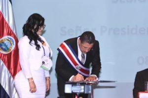 Gobierno publica en La Gaceta decretos sobre vacunación, mascarillas y ataques cibernéticos