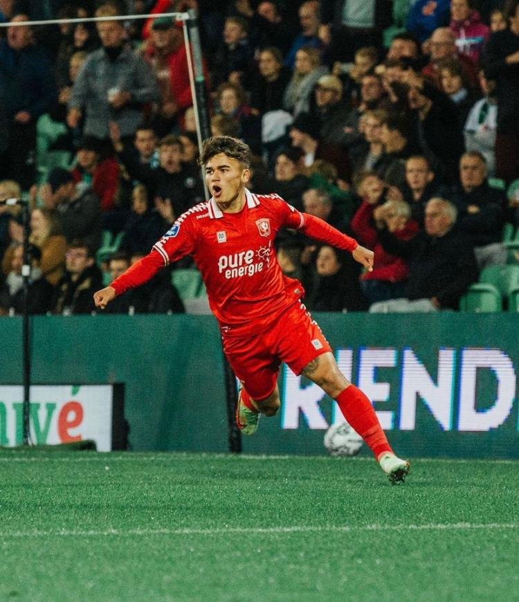 Manfred Ugalde brilla con el Twente