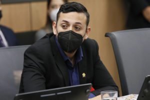 Frente Amplio presenta proyecto para exceptuar del IVA medicamentos y equipos para su producción