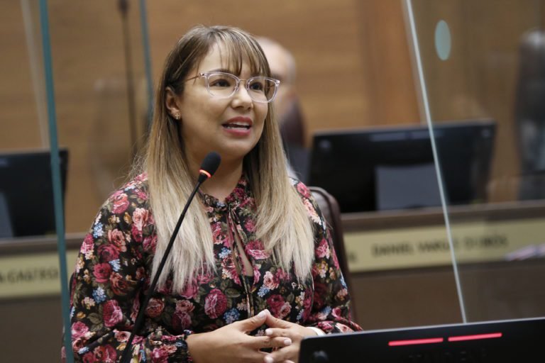 Paola Nájera renuncia de manera oficial a los beneficios de gasolina y celular que otorga la Asamblea