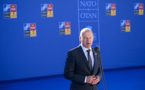 Canciller alemán renueva compromiso de suministro de armas a Ucrania