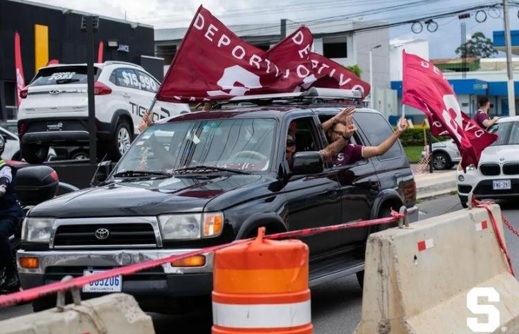 ¡Fiesta morada para la semifinal de ida!