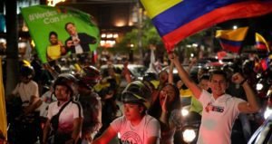 Petro llega a gobernar una Colombia polarizada: analistas