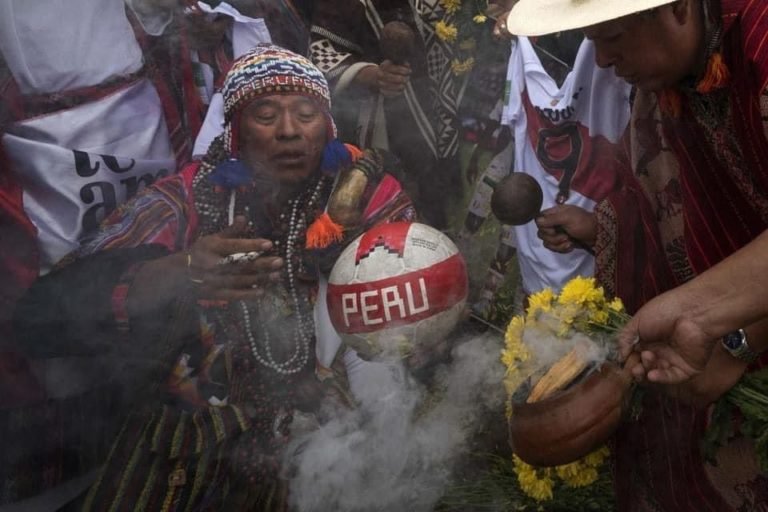 ¿Funcionarán los rituales de los chamanes para que Perú esté en el Mundial?