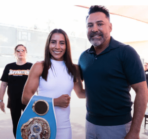 Yokasta Valle firma contrato con la promotora de Óscar de la Hoya