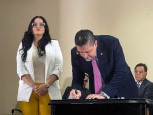 Rodrigo Chaves firma decreto para la homologación de los registros sanitarios de medicamentos
