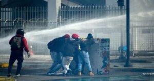 Miles de indígenas intentan entrar al Congreso de Ecuador