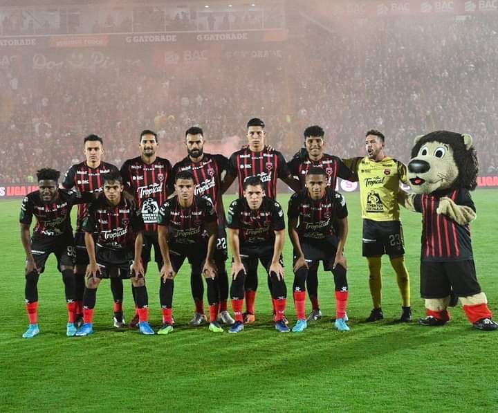 ¡Alajuelense saca la casta y corta la racha ante el archirrival!