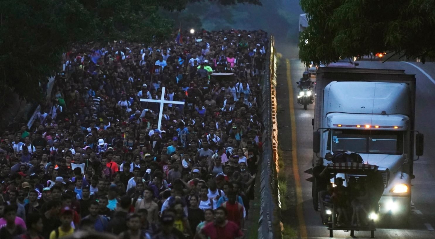 Caravana De Migrantes Avanza Por El Sur De México