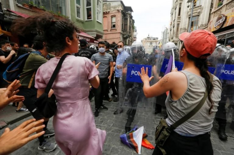 Policía turca detiene decenas de personas en la Marcha del Orgullo LGTBI