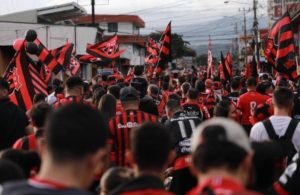 Caos total en la Catedral, aficionados con entrada en mano no pudieron ingresar al Estadio Morera Soto