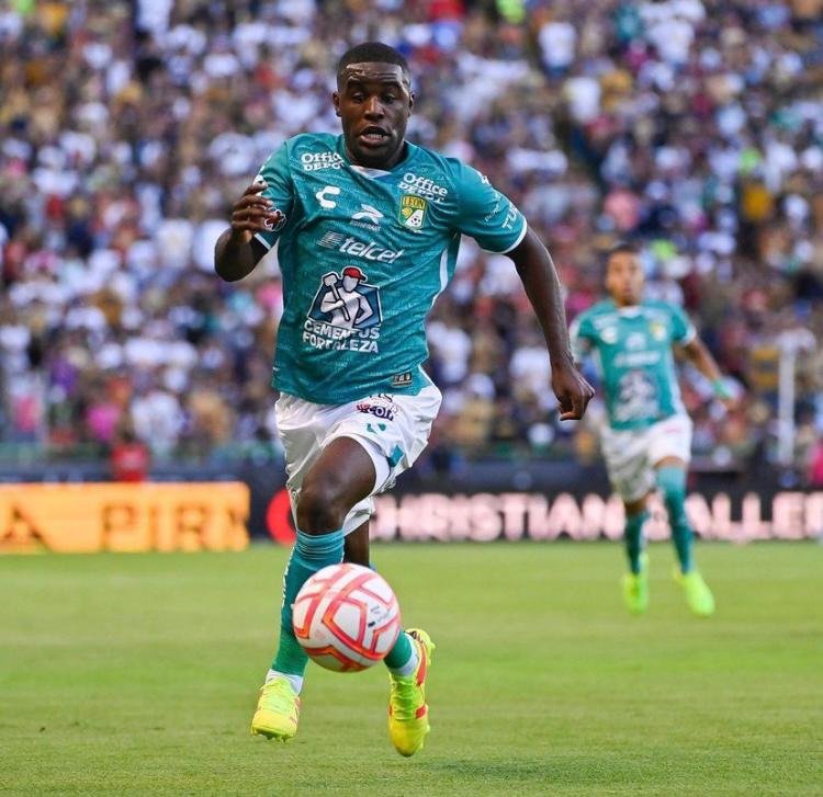 Increíble golazo de Campbell