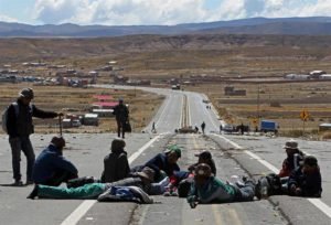 Bus embiste a grupo de personas que bloqueaban carretera de Bolivia y deja cinco muertos