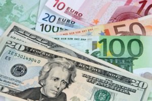 El euro se cotiza por debajo del dólar por primera vez desde 2002