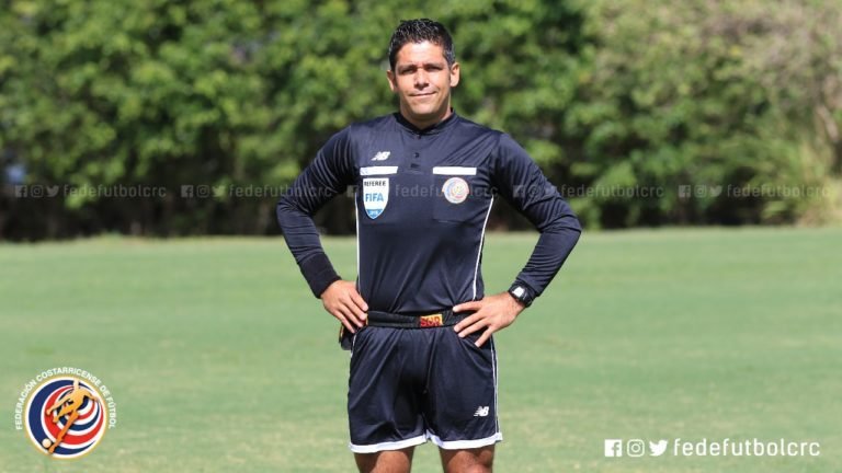 Directivo Alajuelense explota contra el arbitraje