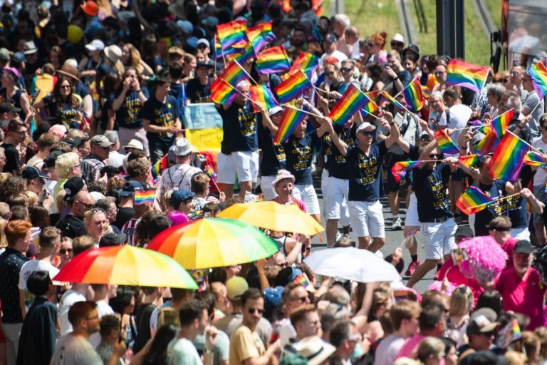 Más de un millón de personas se unen a marcha de orgullo gay en Alemania