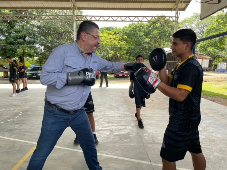 Rodrigo Chaves visitó el programa preventivo Ligas Atléticas Policiales en Liberia