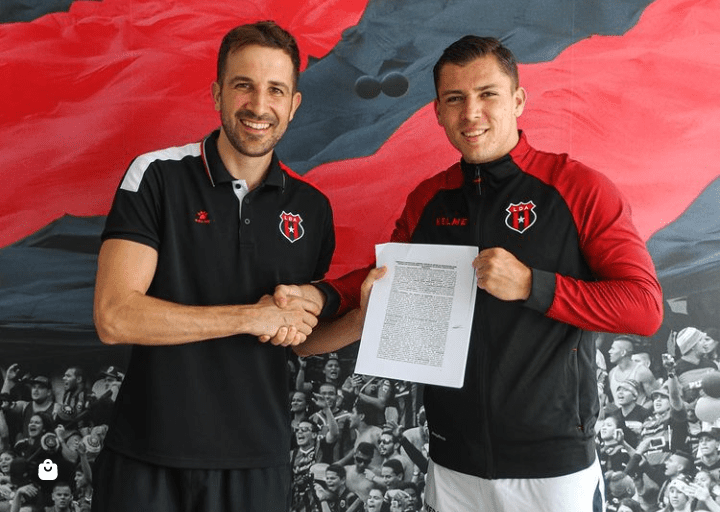 Alajuelense renueva a Carlos Mora