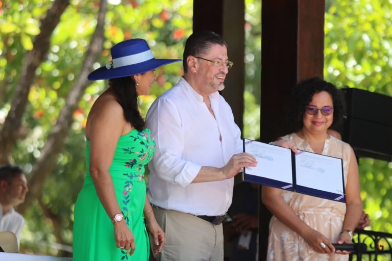 Rodrigo Chaves firma decreto para organizar el Bicentenario de la Anexión de Nicoya