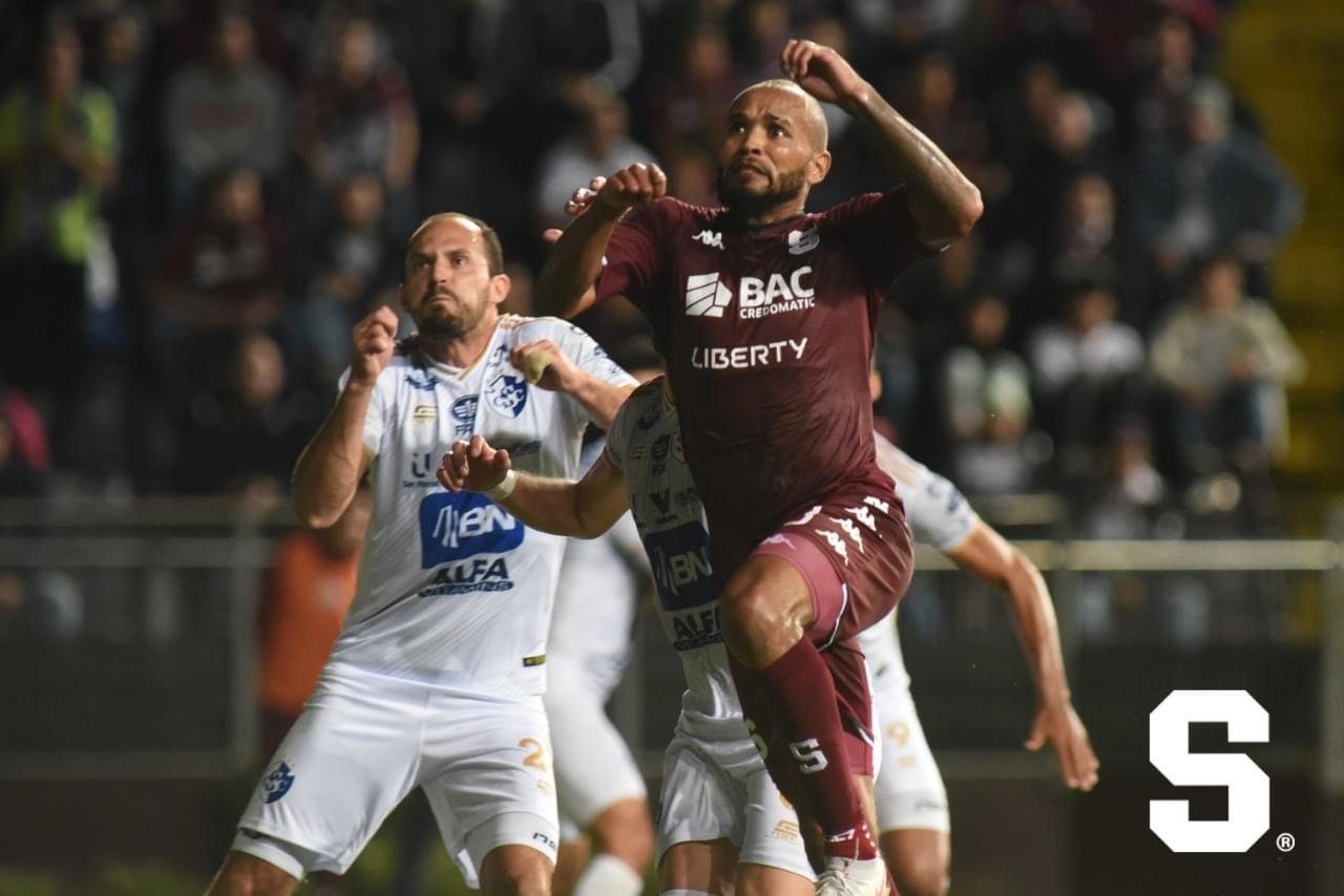 Saprissa y Cartaginés empatan en un juego lleno de expulsiones