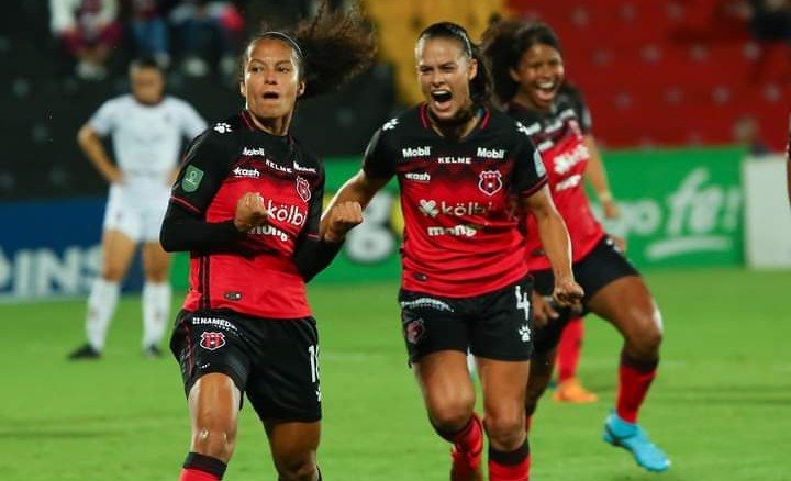 Las Leonas se dejan la victoria en un clásico lleno de goles