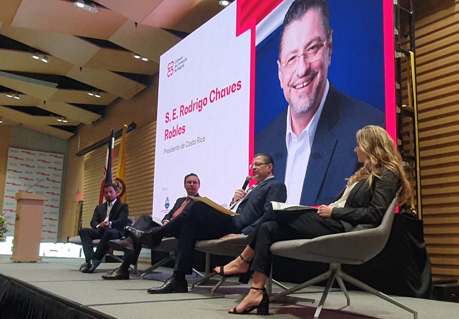 Rodrigo Chaves se reúne con representantes de la Cámara de Comercio de  Bogotá