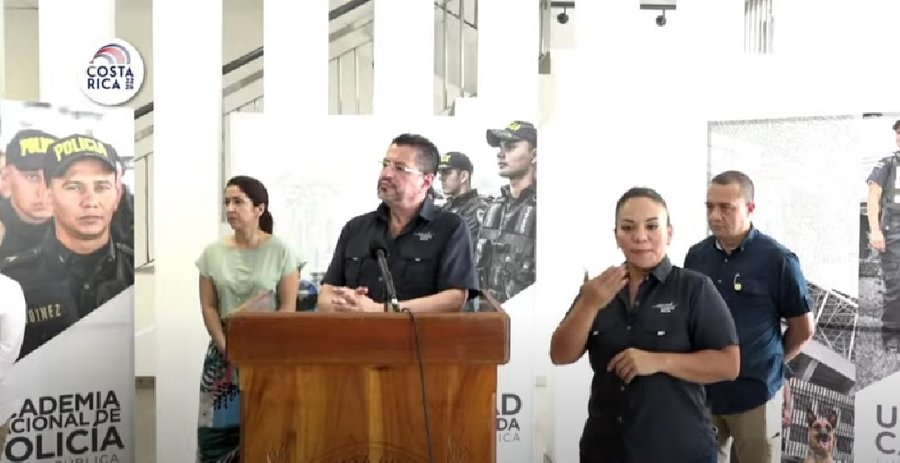 Rodrigo Chaves promete para Limón más policías, radiopatrullas y escáneres para luchar contra el narcotráfico