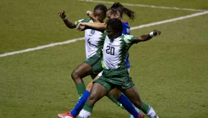 Nigeria saca el triunfo en un partido pasado por agua