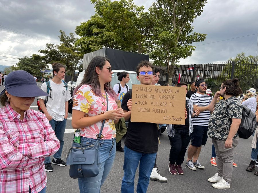 Estudiantes universitarios protestan en Casa Presidencial por FEES