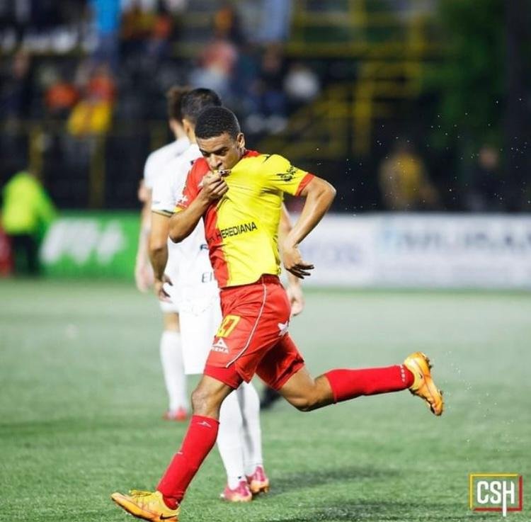 Herediano continúa invicto y de líder