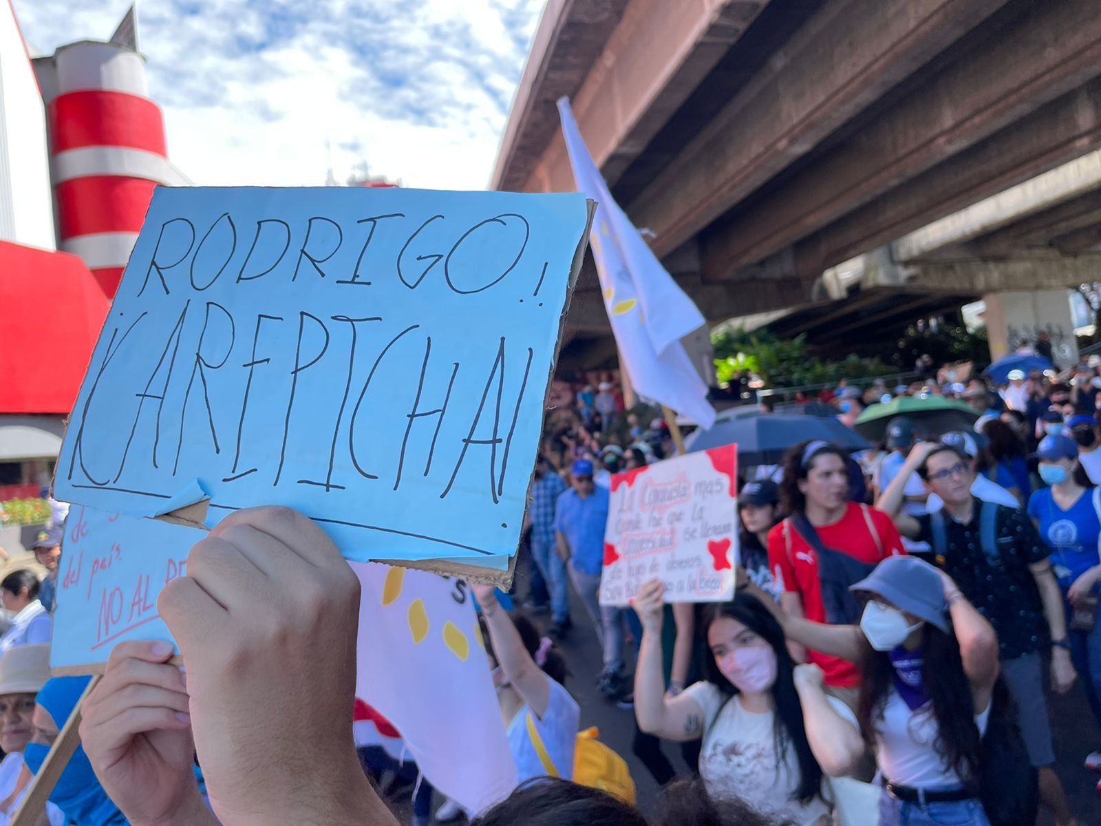 Insultos contra Rodrigo Chaves y críticas a ministra del MEP en los carteles de estudiantes universitarios