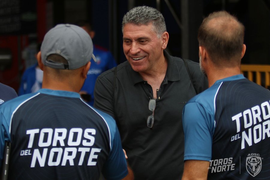 Luis Fernando Suárez se hizo presente en el entrenamiento de San Carlos