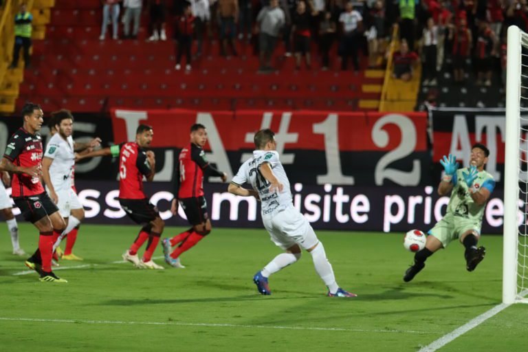 Alajuelense fue el equipo más sancionado de la jornada 10