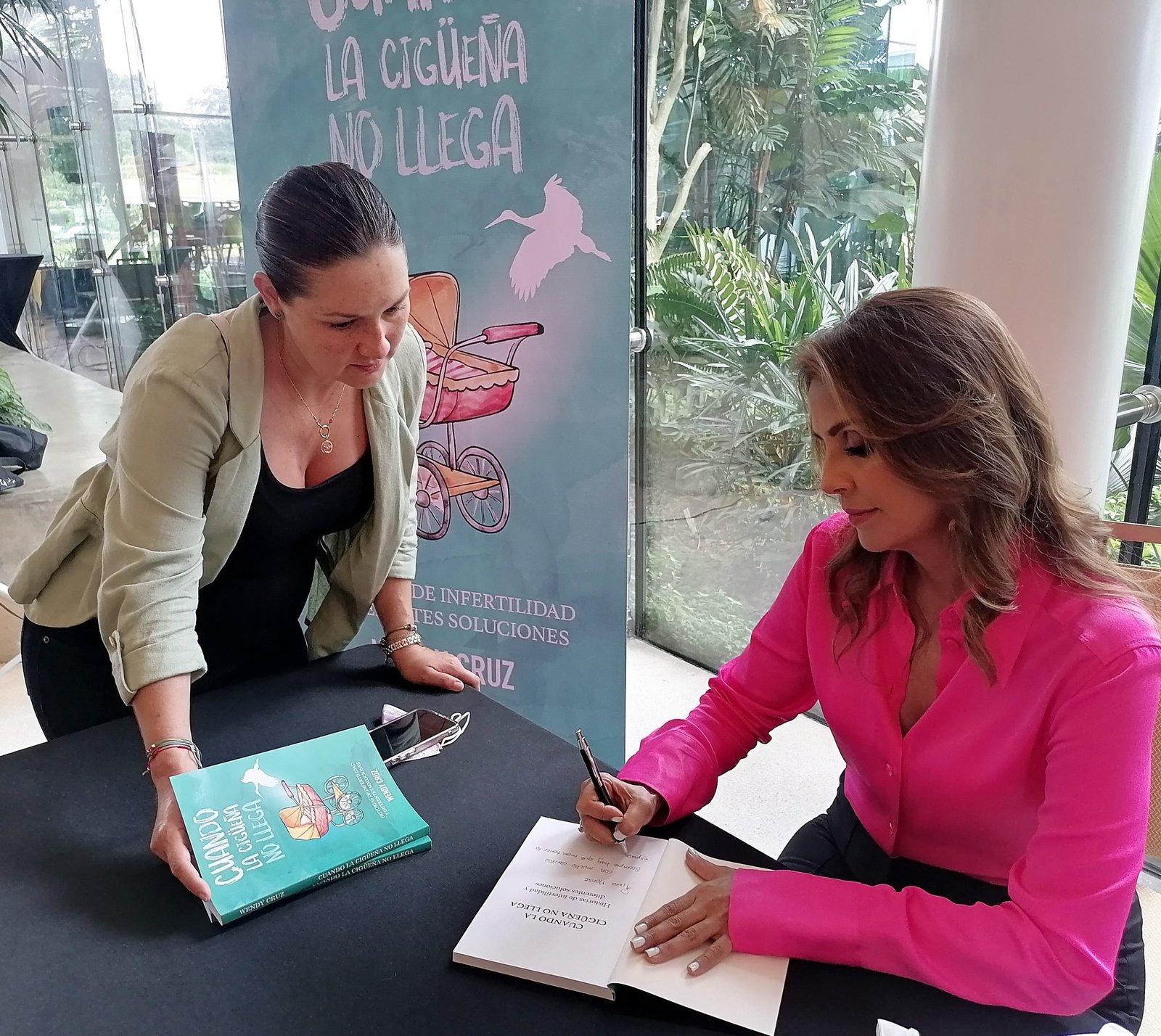 Periodista costarricense Wendy Cruz presenta en el país su primer libro: “Cuando la cigüeña no llega”