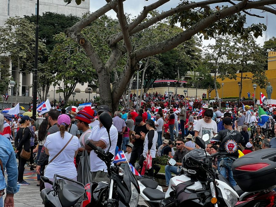 Costarricenses se reúnen en la Plaza de la Democracia en apoyo a Rodrigo Chaves