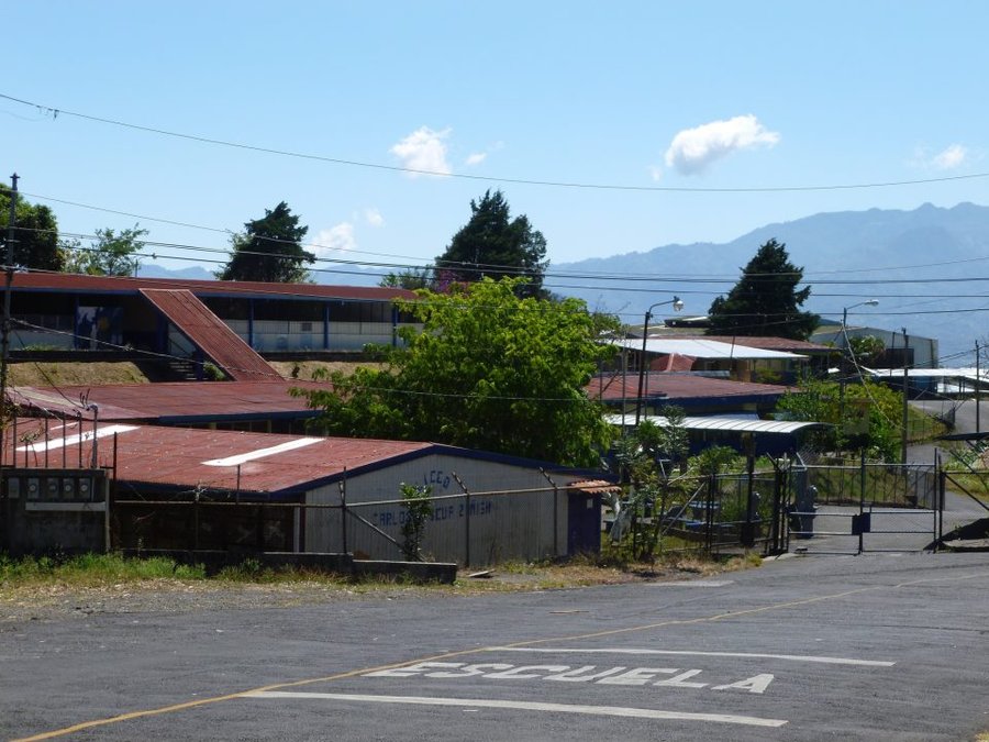 Liceo se posiciona en contra de reubicación de director acusado por acoso