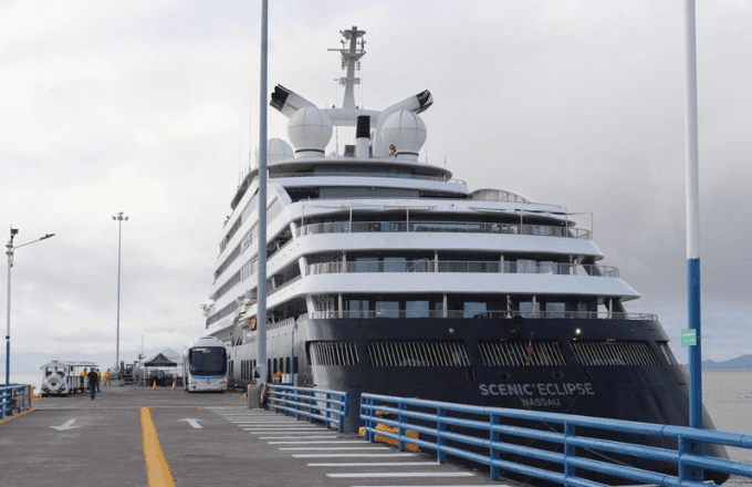 Quepos recibe primer crucero de lujo con 251 personas a bordo