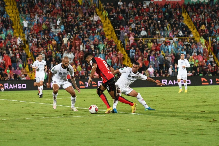 Porteros se roban el show en un clásico sumamente parejo