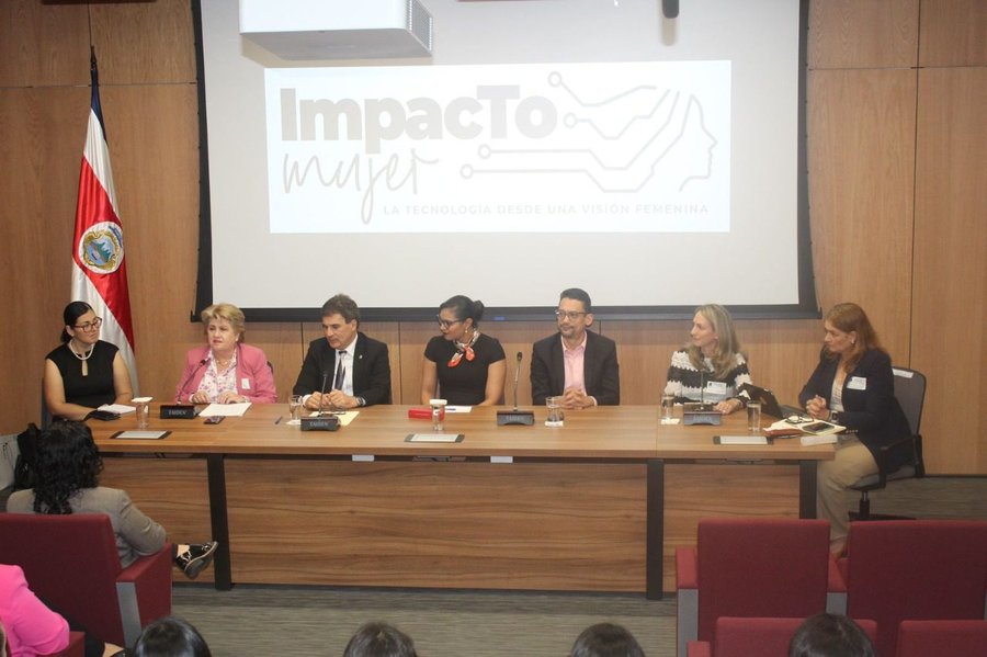 Foro abre discusión sobre la participación de las mujeres en espacios tecnológicos