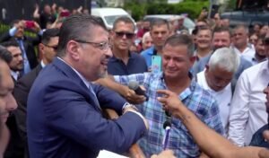 Rodrigo Chaves atiende a representantes de la Federación Nacional de Autobuseros de Costa Rica